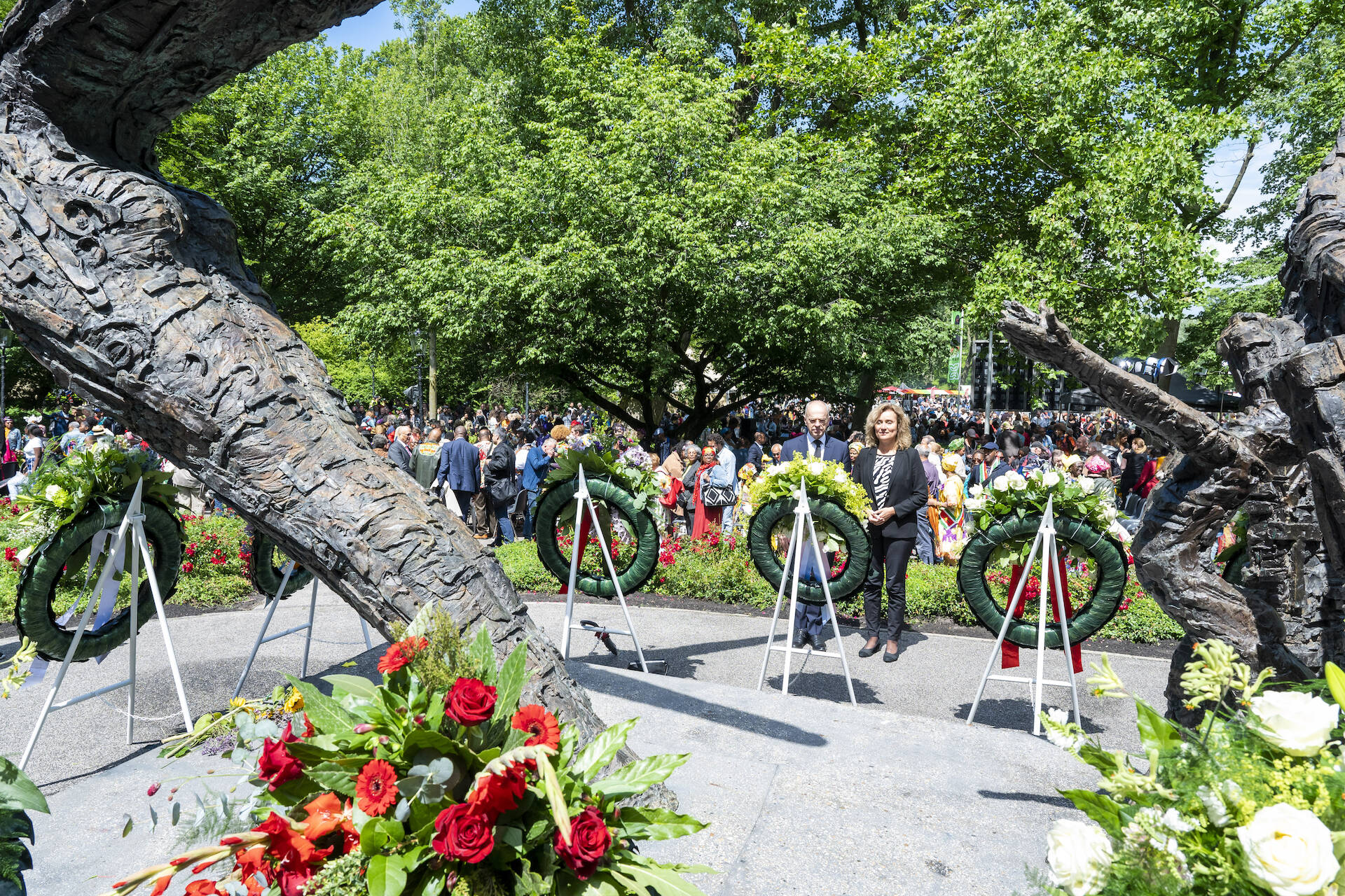 De Kamervoorzitters bij het monument