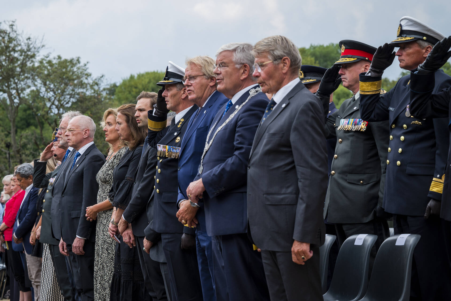 Een minuut stilte tijdens de herdenking bij het Indisch Monument