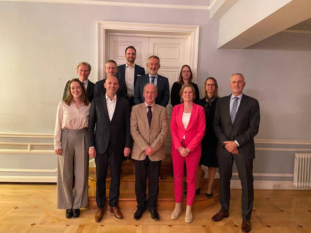 De delegatie met de Nederlandse ambassadeur in Spanje