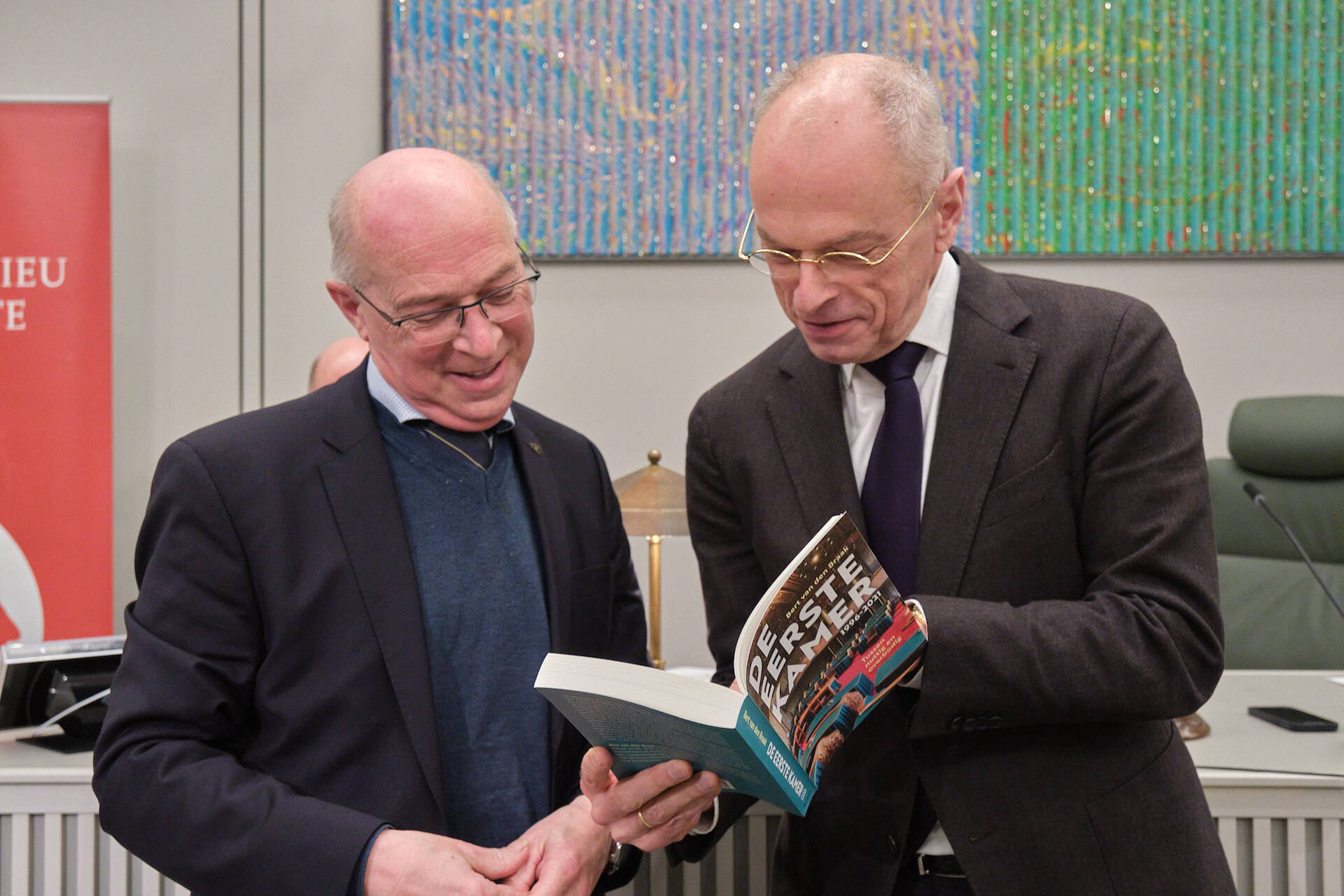 Bert van den Braak (l) overhandigt het eerste exemplaar aan Eerste Kamervoorzitter Jan Anthonie Bruijn (r)