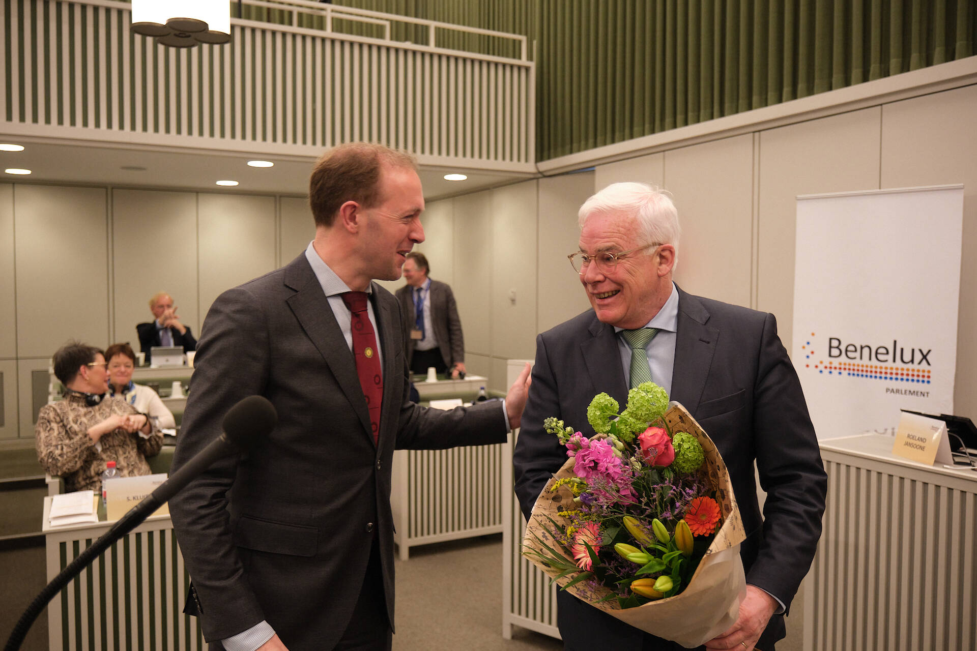 Hendrik-Jan Talsma (ChristenUnie) feliciteert Pim van Ballekom (VVD) met zijn voorzitterschap