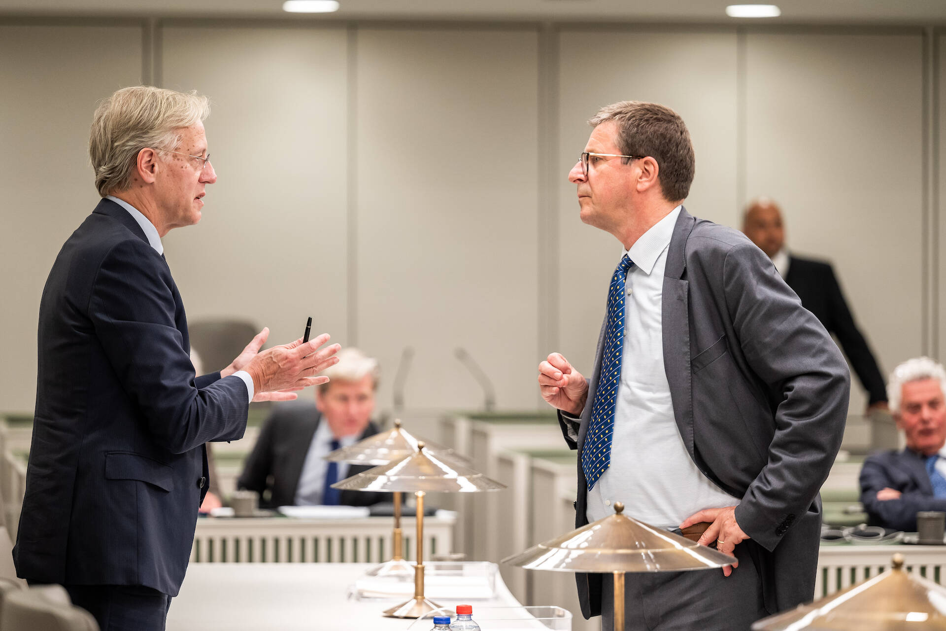 Minister Dijkgraaf (links) in gesprek met senator Essers (rechts)