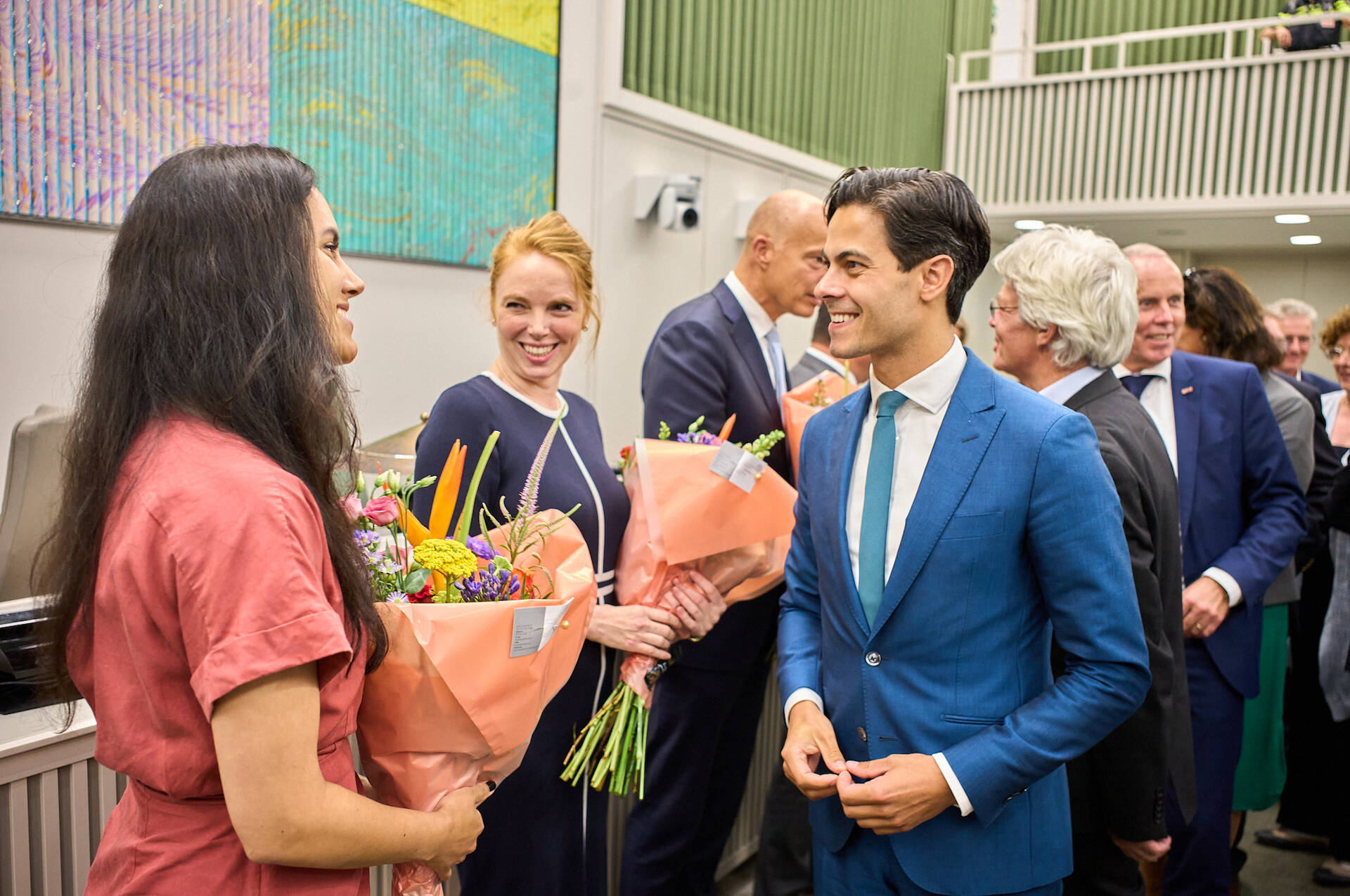  Felicitaties voor senator Perin-Gopie (Volt) die haar maidenspeech hield