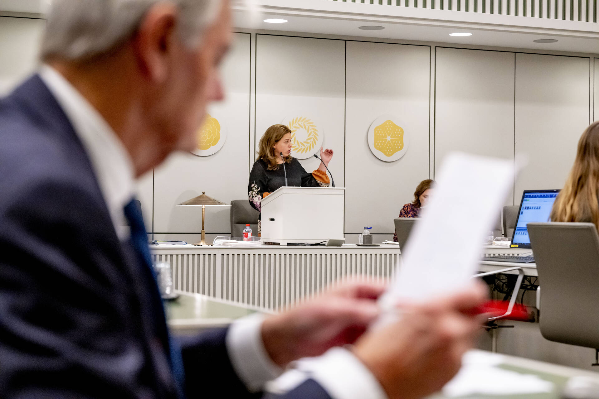 Senator Van Rooijen (50PLUS - op de voorgrond) en minister Schouten tijdens het debat op 14 november 2023