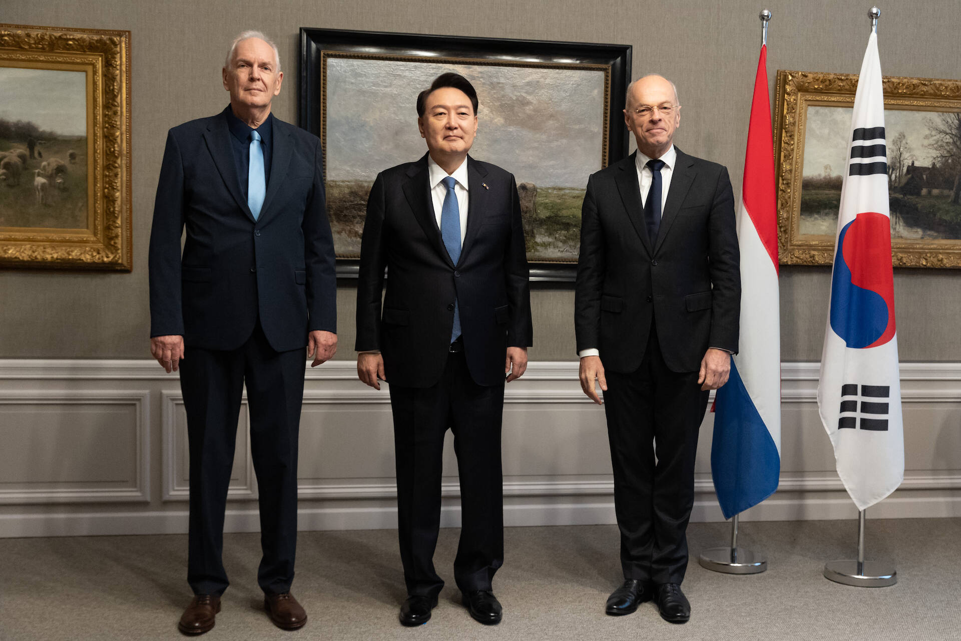 Raymond de Roon van de Tweede Kamer (l), president Yoon van de Republiek Korea (m) en Voorzitter van de Eerste Kamer, Jan Anthonie Bruijn (r)