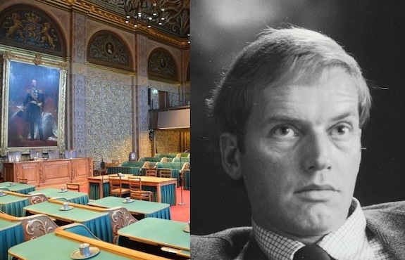 Afbeelding van plenaire zaal Eerste Kamer aan het Binnenhof met daarnaast een zwart-witfoto van oud-senator Eisma (D66).