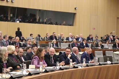 De delegatie van de Staten-Generaal: Tweede Kamerleden Ruben Brekelmans (VVD), Isa Kahraman (NSC) en Raymond de Roon (PVV) tijdens de sessie in Brussel.