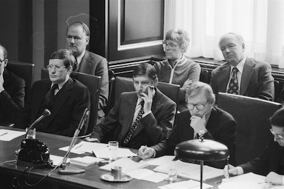 Zwart-wit foto met daarop een aantal mannen achter de regeringstafel in de plenaire zaal van de Eerste Kamer