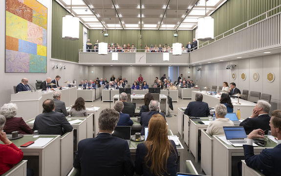 Afbeelding van een volle plenaire zaal van de Eerste Kamer op dinsdag 27 februari tijdens de toespraak van de Eerste Kamervoorzitter