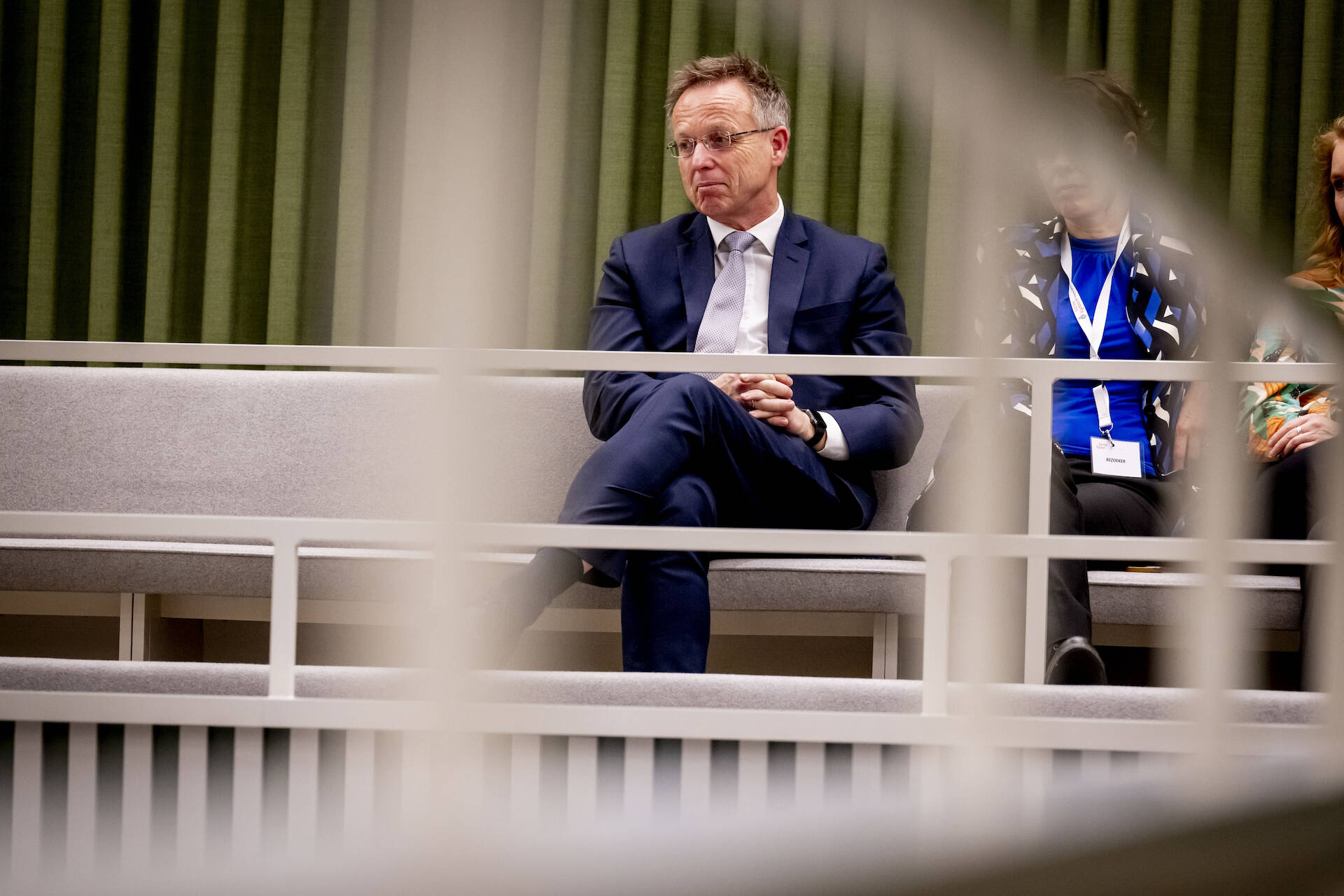 De Commissaris van de Koning van Groningen, René Paas, beluisterde het debat vanaf de publieke tribune