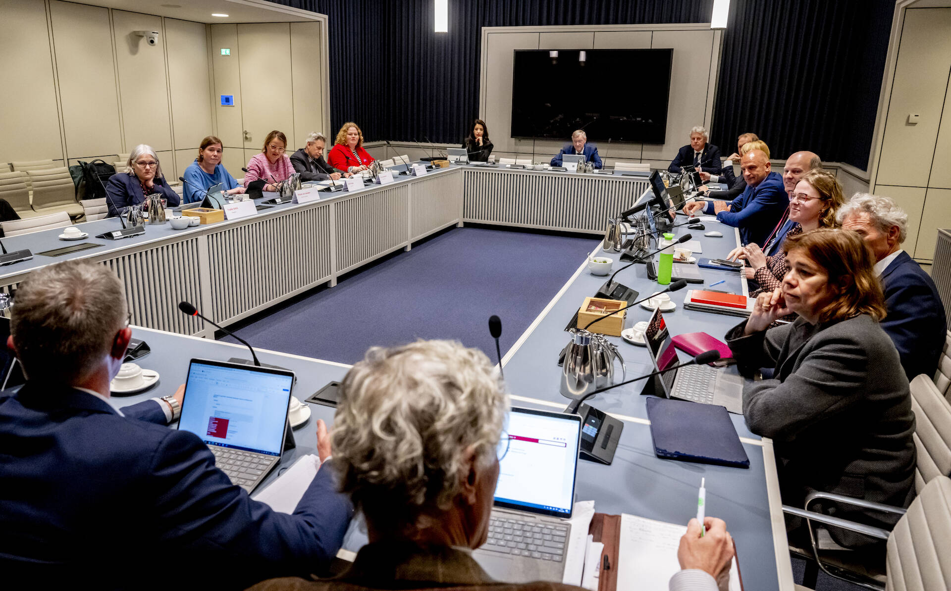 Foto van een commissie van de Eerste Kamer in vergadering