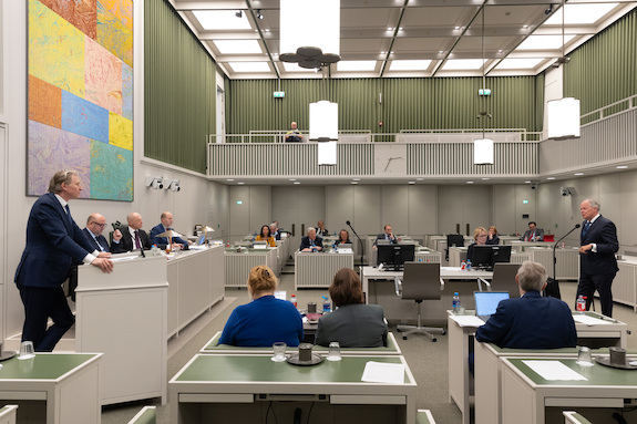 Foto van de plenaire vergaderzaal van de Eerste Kamer in vergadering