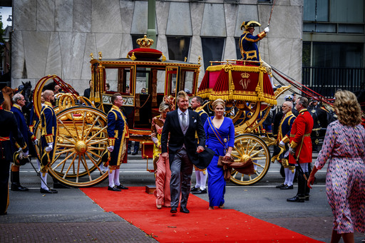 De commissie van in- en uitgeleide staat klaar wanneer de Koninklijke Stoet bij de Schouwburg arriveert.