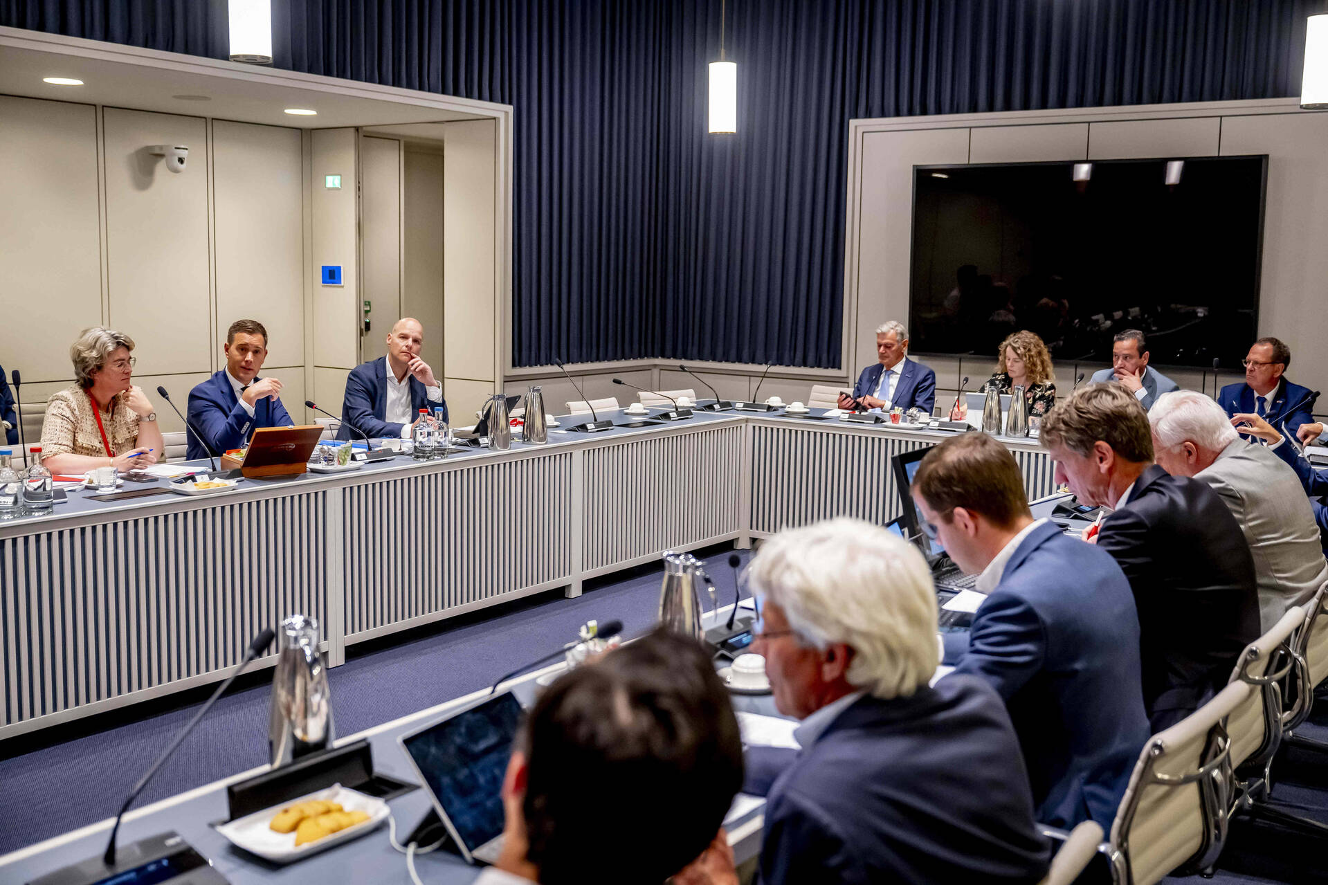 Minister Heinen van Financiën in gesprek met de commissie voor Financiën