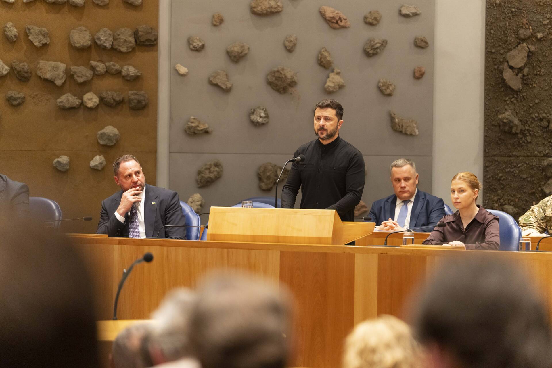 President Zelensky spreekt in de plenaire zaal van de Tweede Kamer leden van beide Kamers toe.
