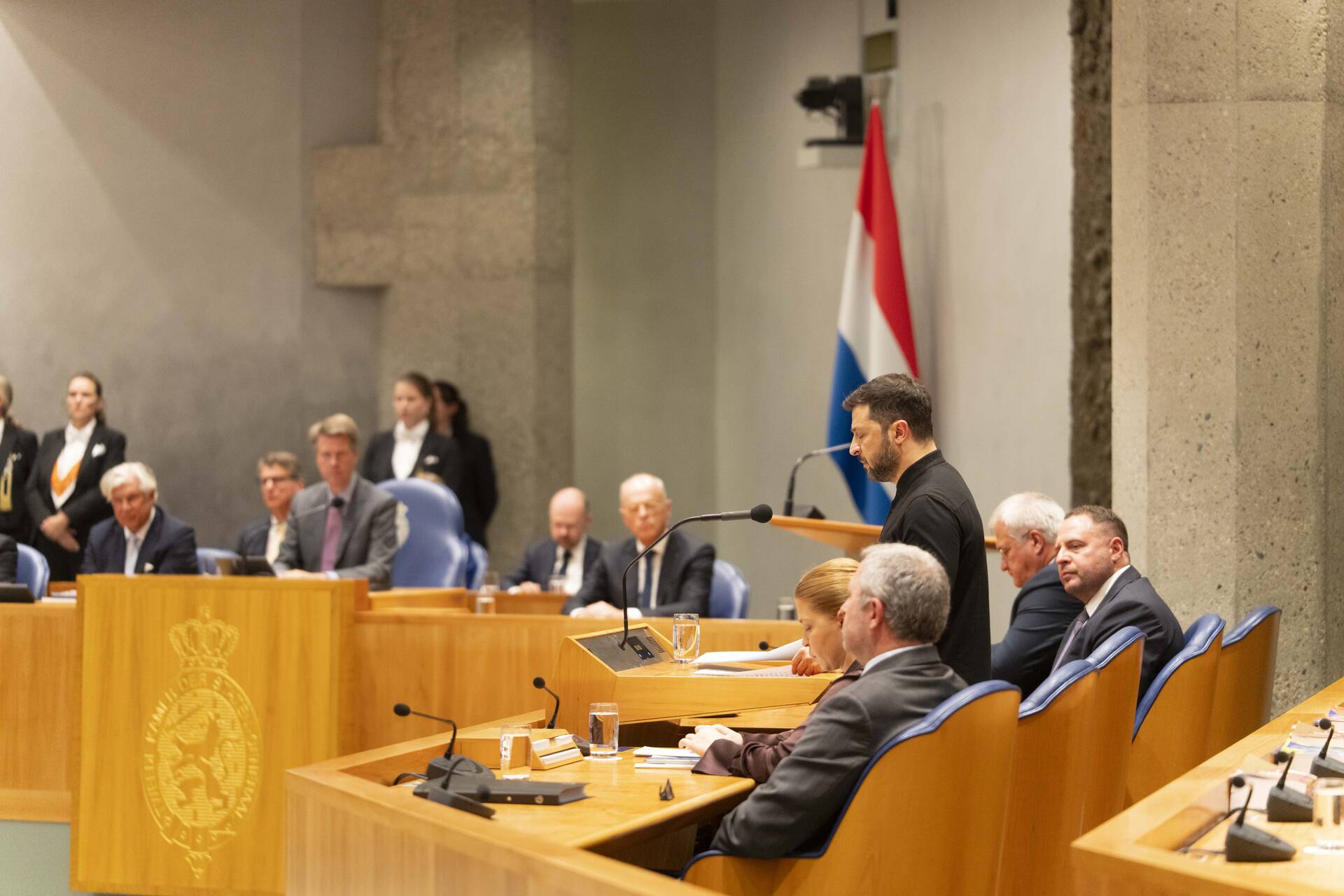 President Zelensky spreekt in de plenaire zaal van de Tweede Kamer leden van beide Kamers toe.