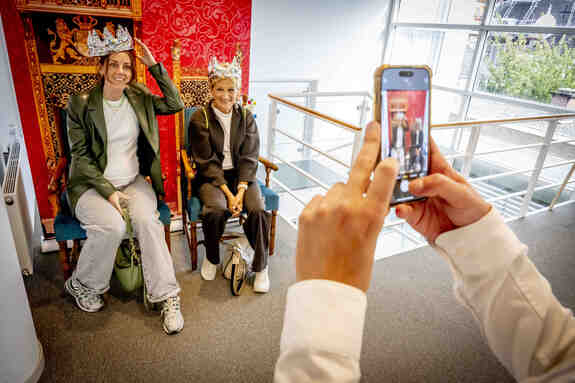 Op de foto op de tronen