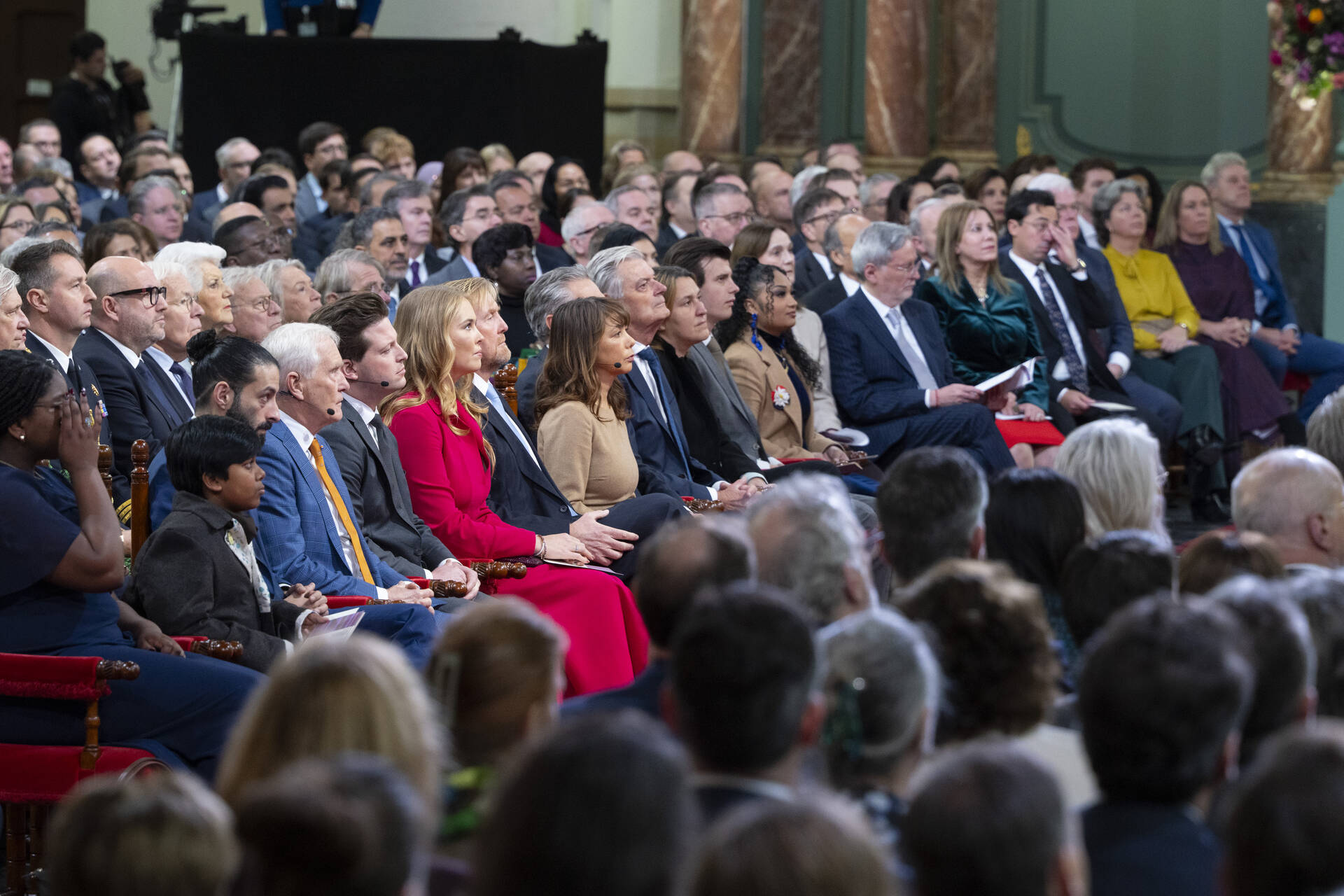 Koning, prinses, Kamervoorzitters, minister-president en andere genodigden luisteren naar de toespraken