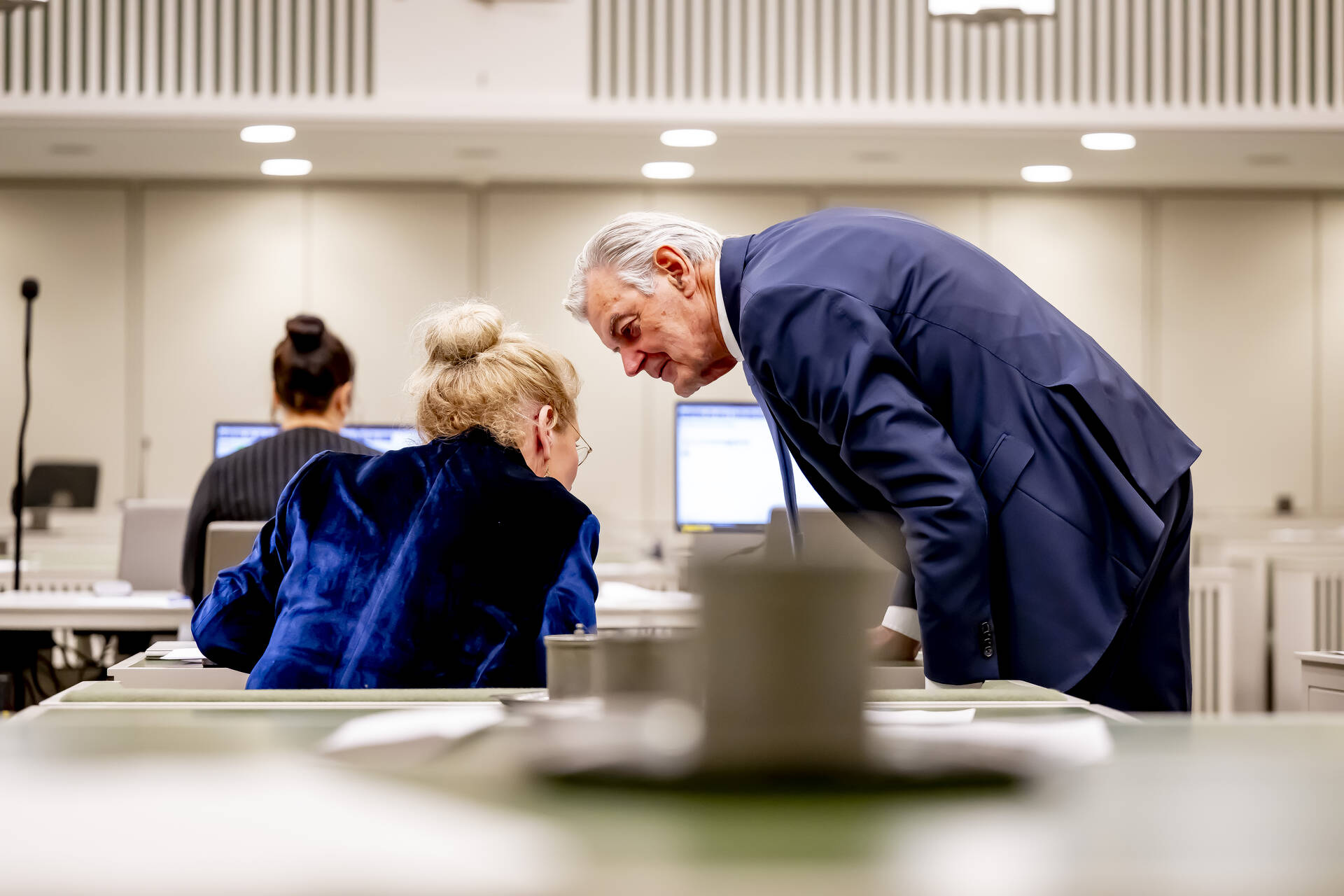Overleg tussen PVV-senator Bezaan (links) en 50PLUS-senator Van Rooijen (rechts)
