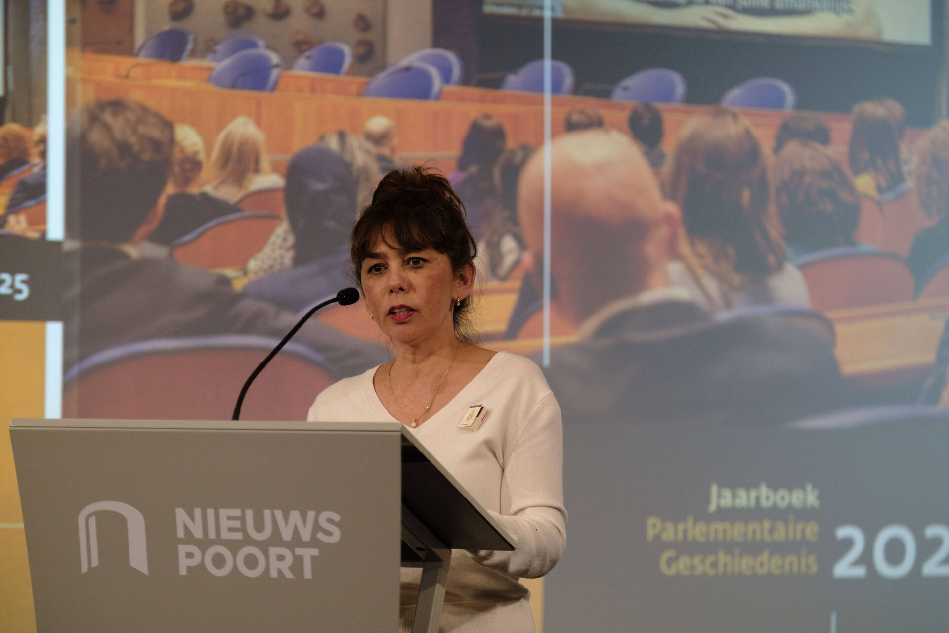 Mei Li Vos sprak tijdens de bijeenkomst over de nood van zorgvuldigheid bij debatten over oorlog en defensie