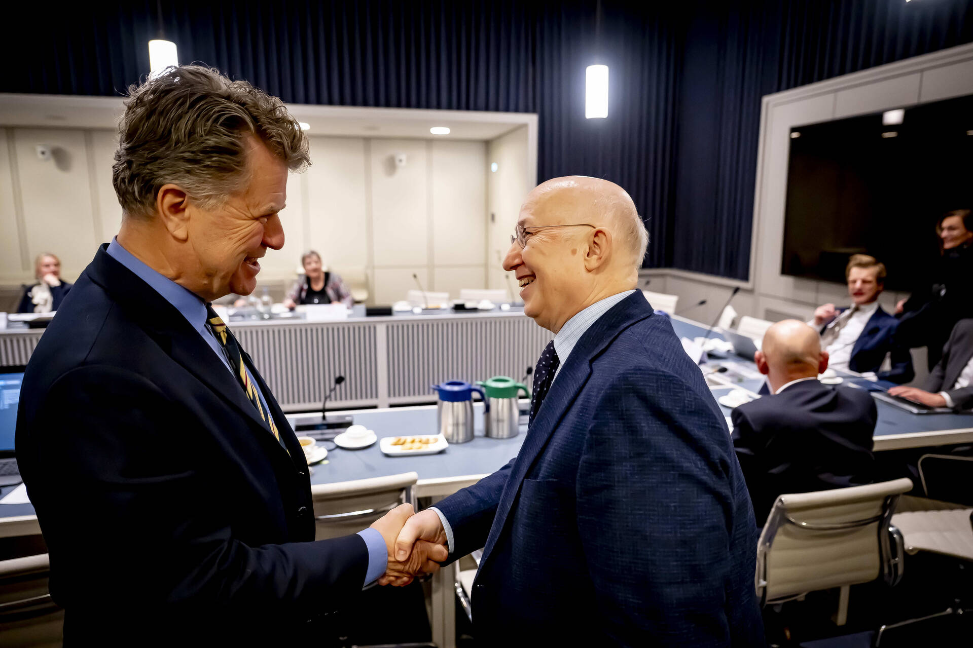 Commissievoorzitter Boris Dittrich heet Rinus Otte (Openbaar Ministerie) welkom