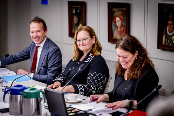 Demissionair staatssecretaris van Buitenlandse Handel en Ontwikkelingshulp, Aukje de Vries (midden)