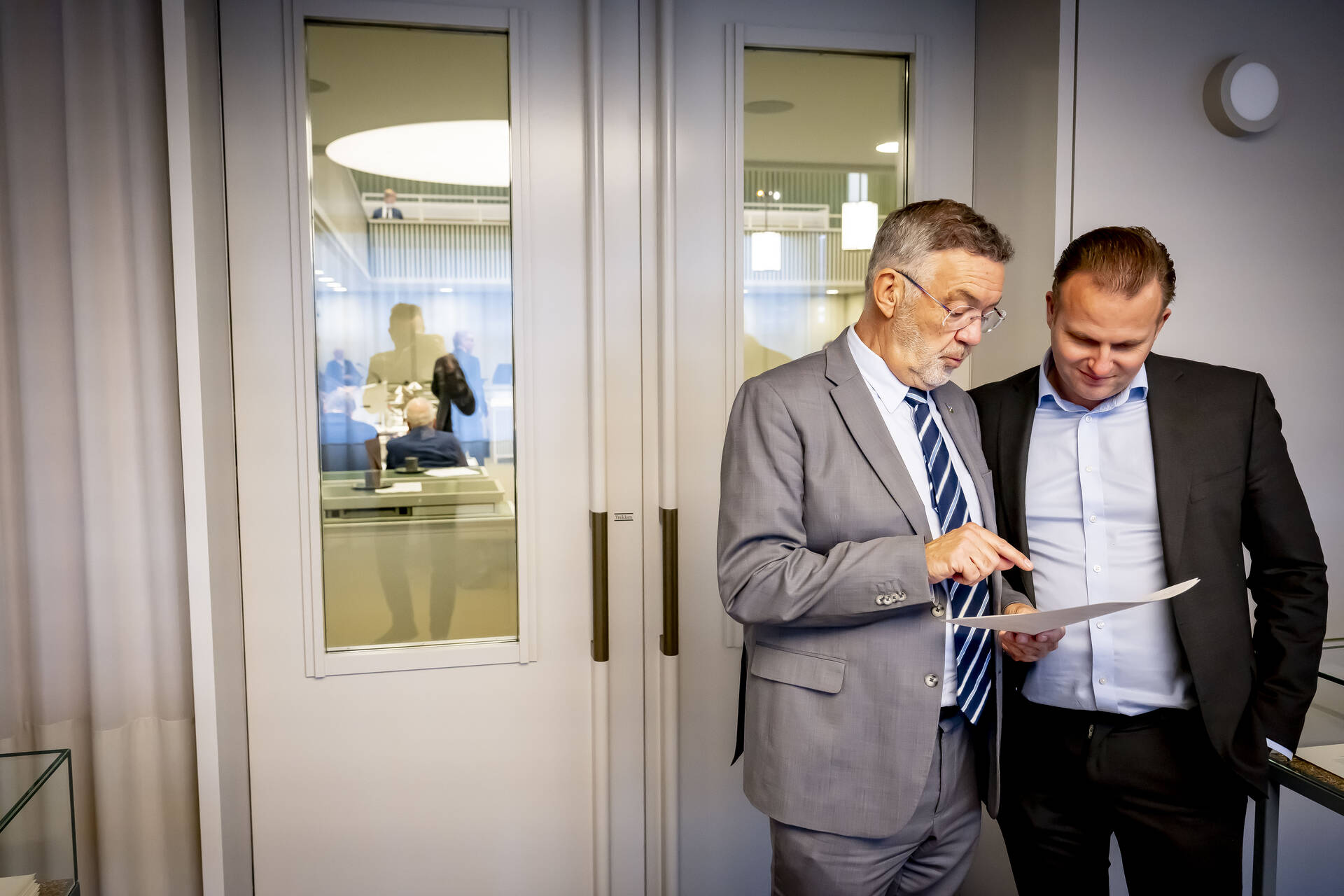 Links senator Beukering (Fractie-Beukering) en rechts senator Van den Oetelaar (FVD)