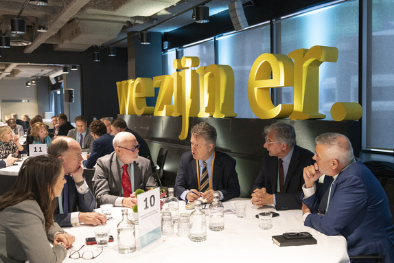 Eerste Kamerlid Boris Dittrich (D66) in gesprek met ambassadeurs