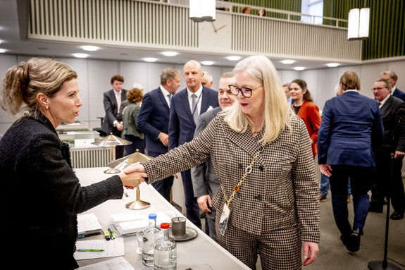 Senator Van Toorenburg (CDA - rechts) begroet de staatssecretaris op 10 maart 2025