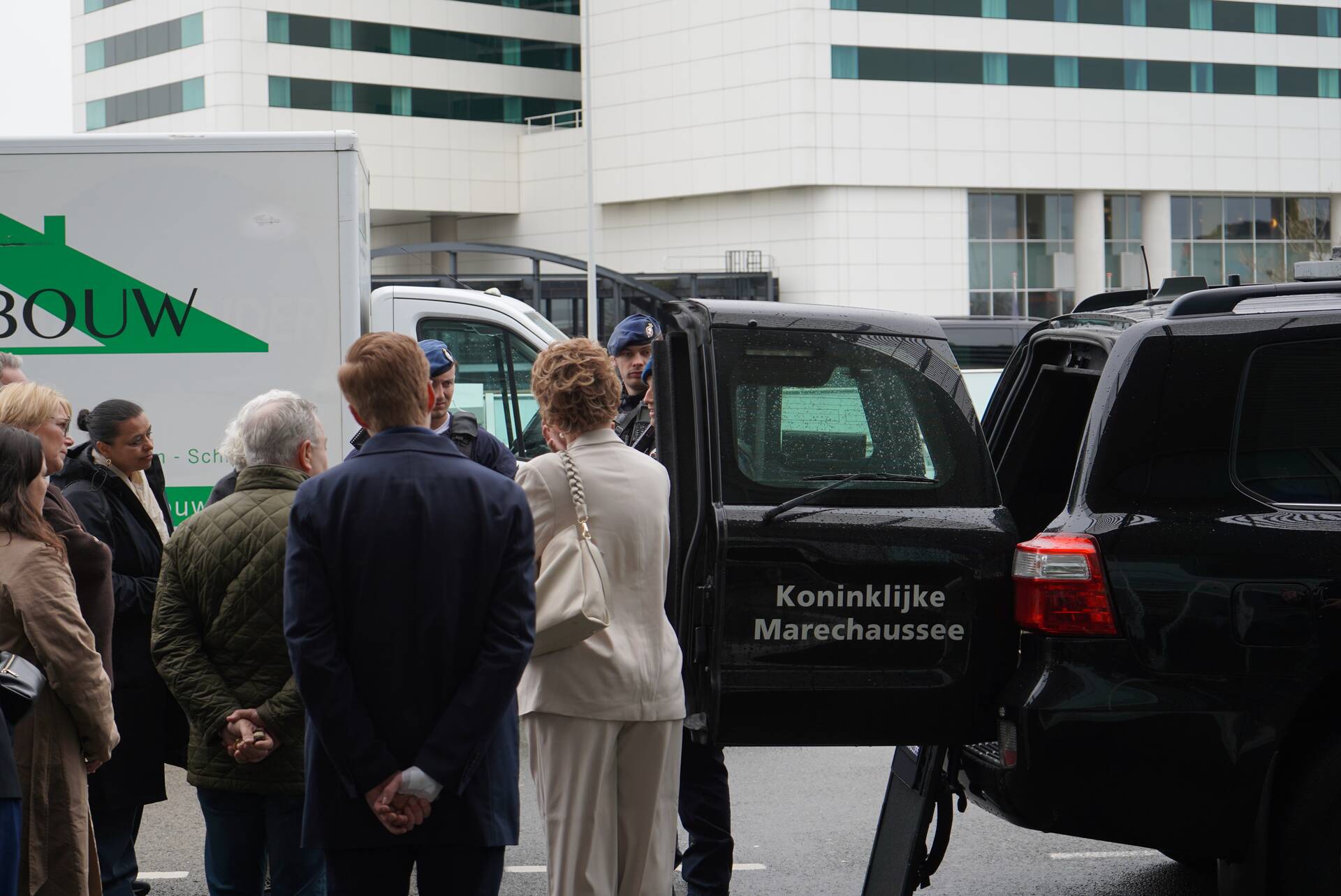 Kamerleden bezoeken Koninklijke Marechaussee op Schiphol 
