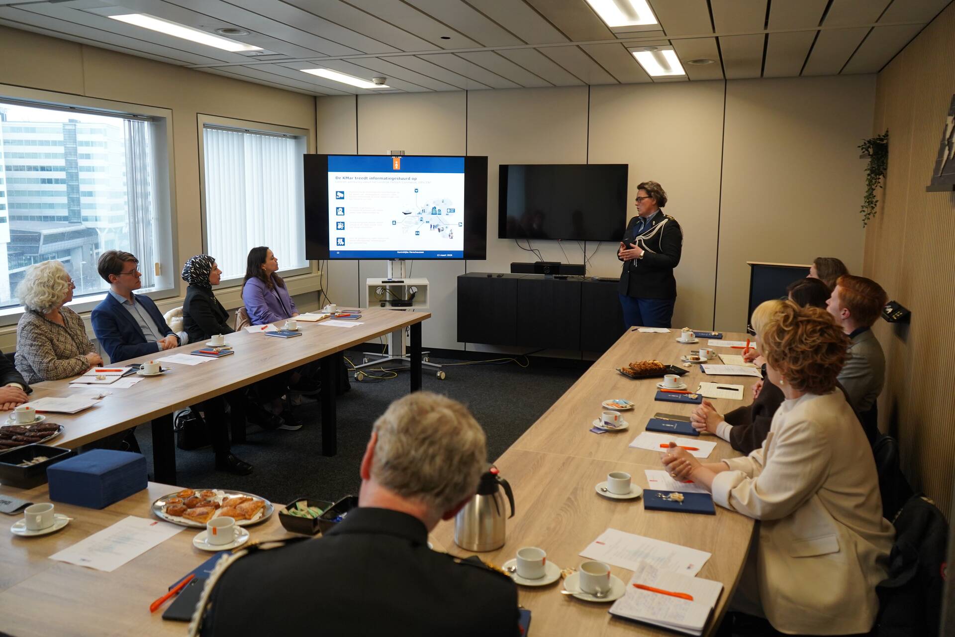 Kamerleden bezoeken Koninklijke Marechaussee op Schiphol 