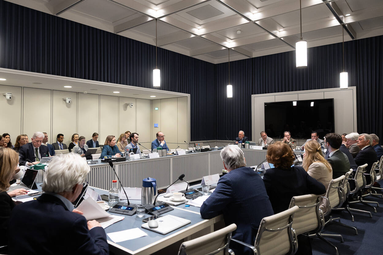 Senatoren van de commissie voor Financiën tijdens het mondeling overleg over box 3