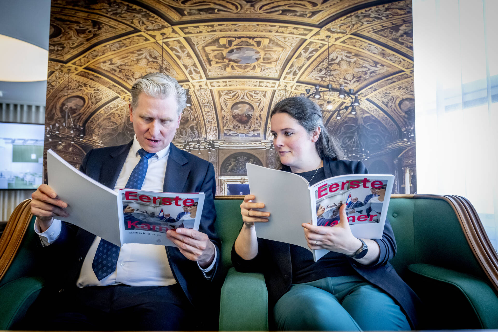 SP-senatoren Van Apeldoorn en Van Aelst lezen het Jaarbericht