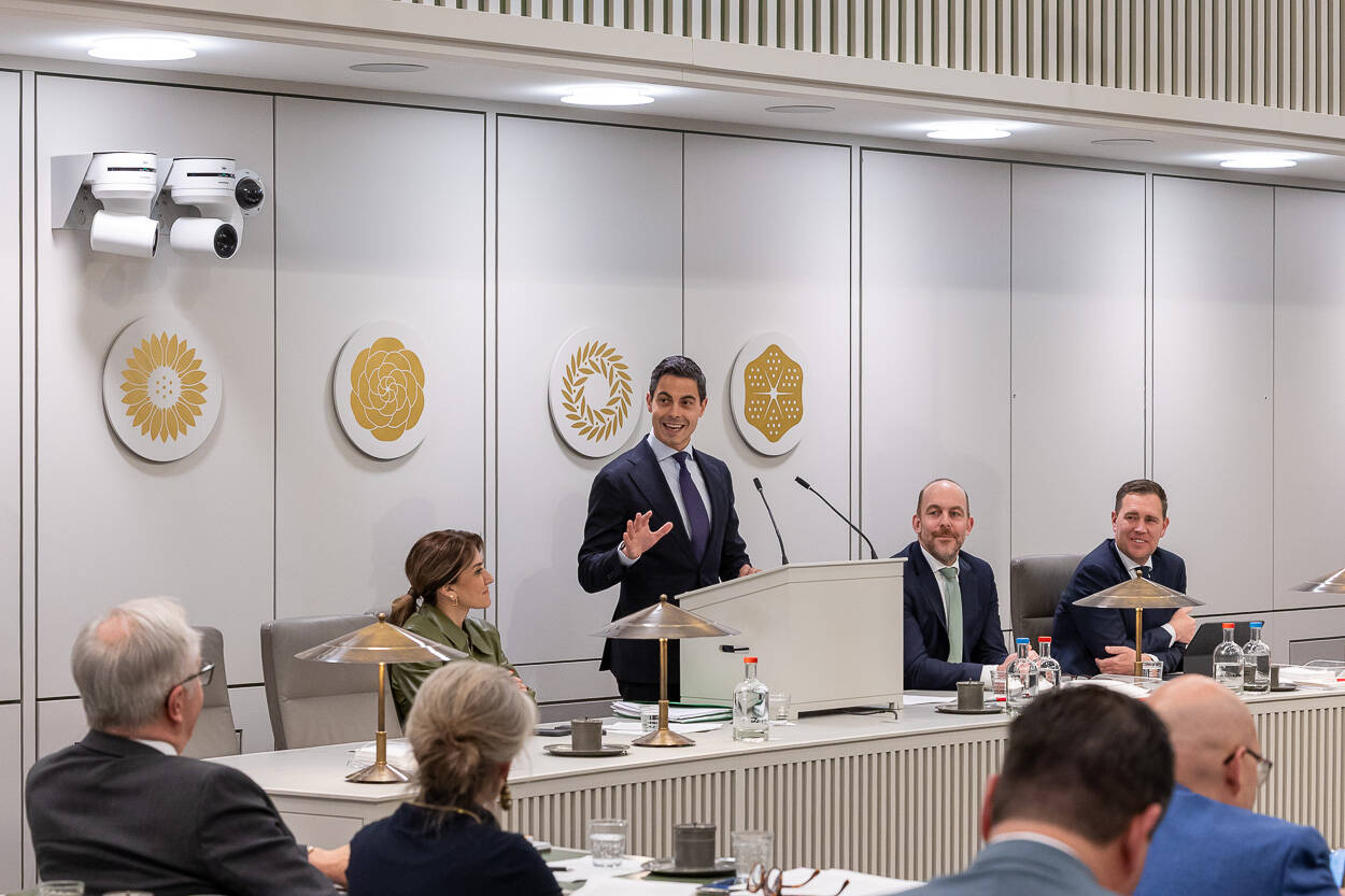 Minister-president Jetten tijdens het debat op 7 april 2026