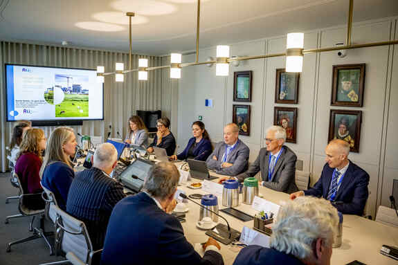De commissie voor LNV voert een gesprek met de Raad voor de leefomgeving en infrastructuur.