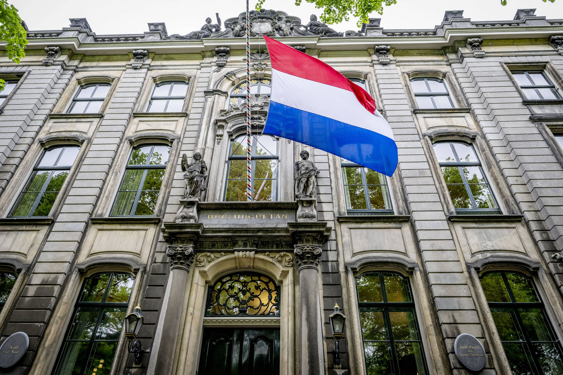 De vlag hing halfstok tijdens de herdenking