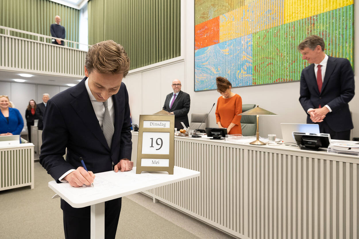 Senator Steenkamp tekent na zijn installatie de aanwezigheidslijst