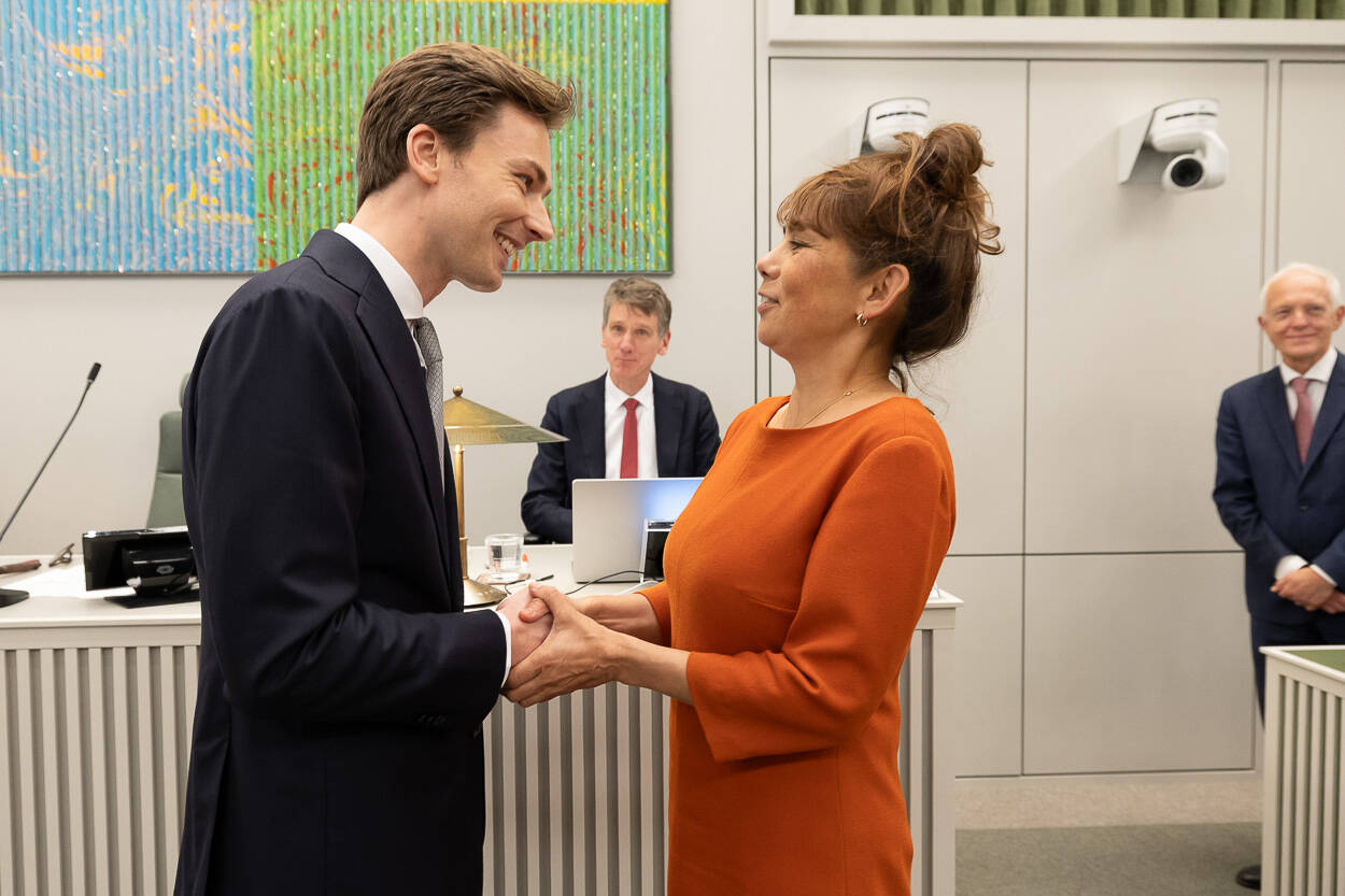 Eerste Kamervoorzitter Mei Li Vos feliciteert de nieuwe senator 