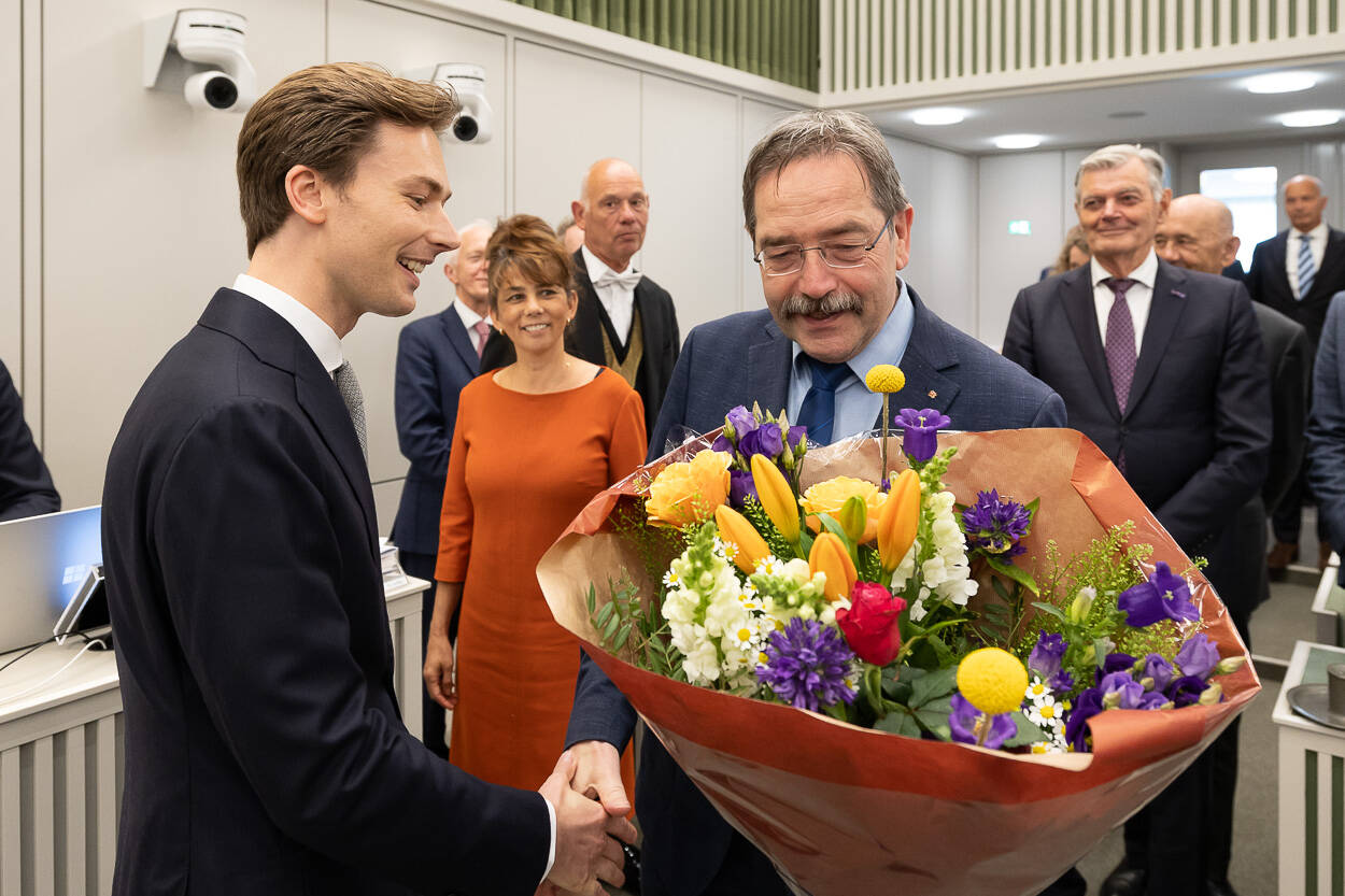 CDA-fractievoorzitter Theo Bovens feliciteert Steenkamp met zijn benoeming tot senator