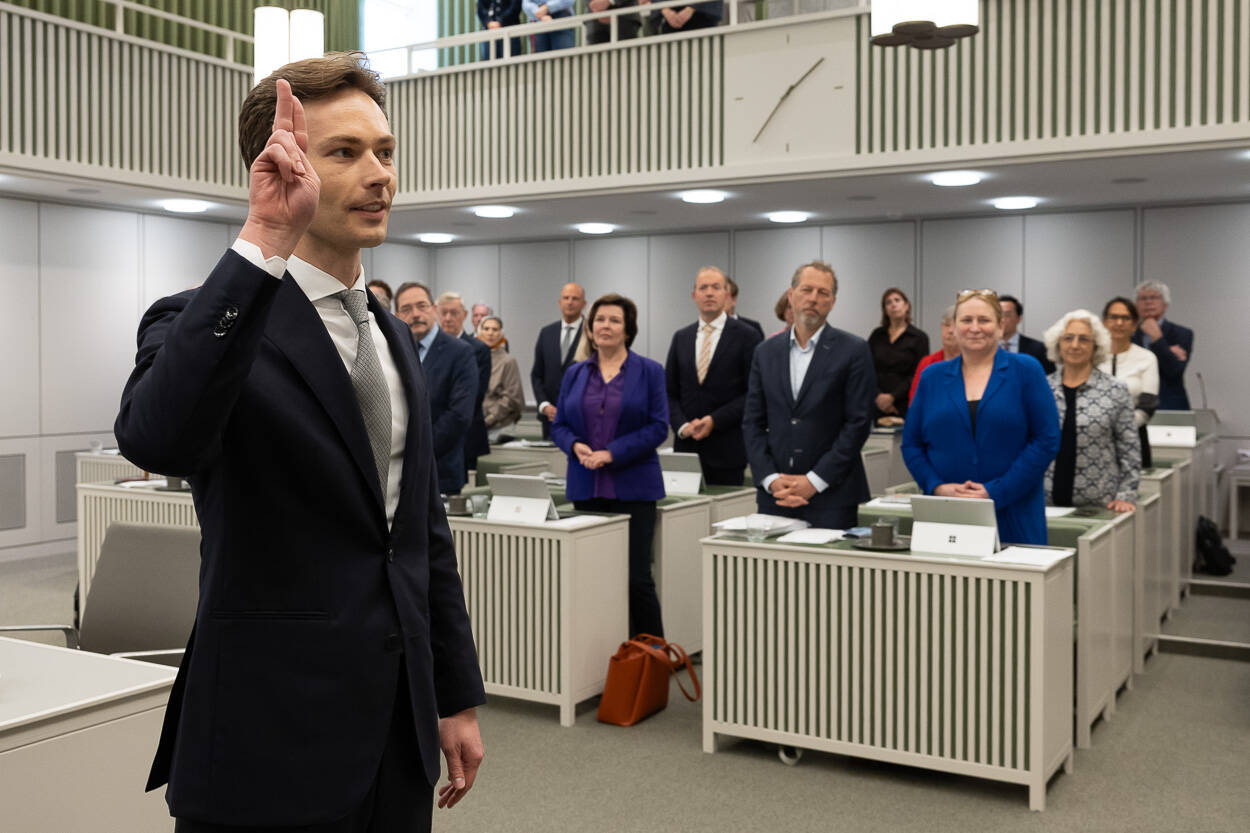 Steenkamp legt de eed af bij zijn installatie als senator