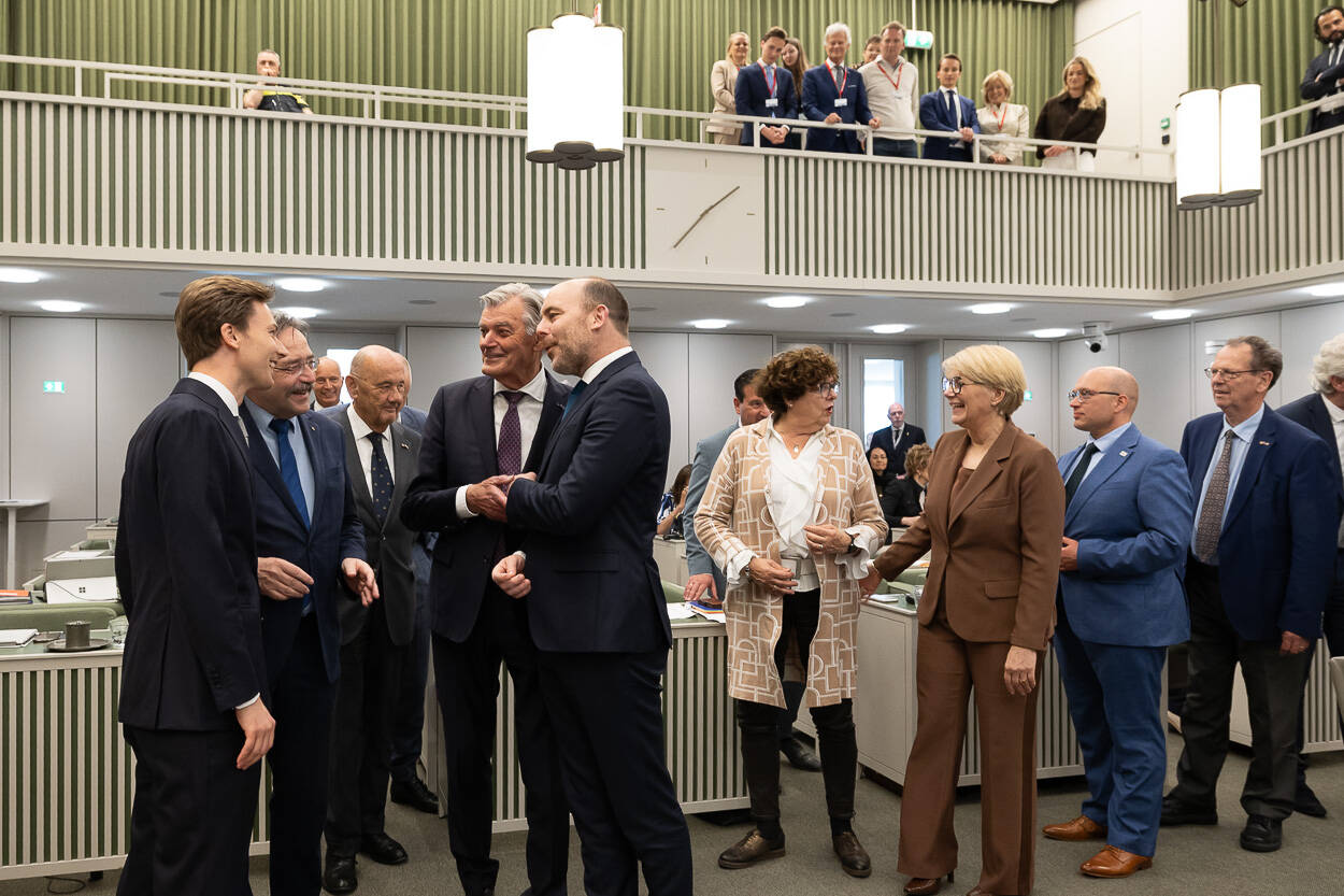 Minister Van den Brink en senatoren feliciteren Steenkamp met zijn installatie
