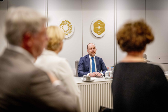 De minister van Asiel en Migratie, Bart van den Brink, was bij de stemmingen aanwezig