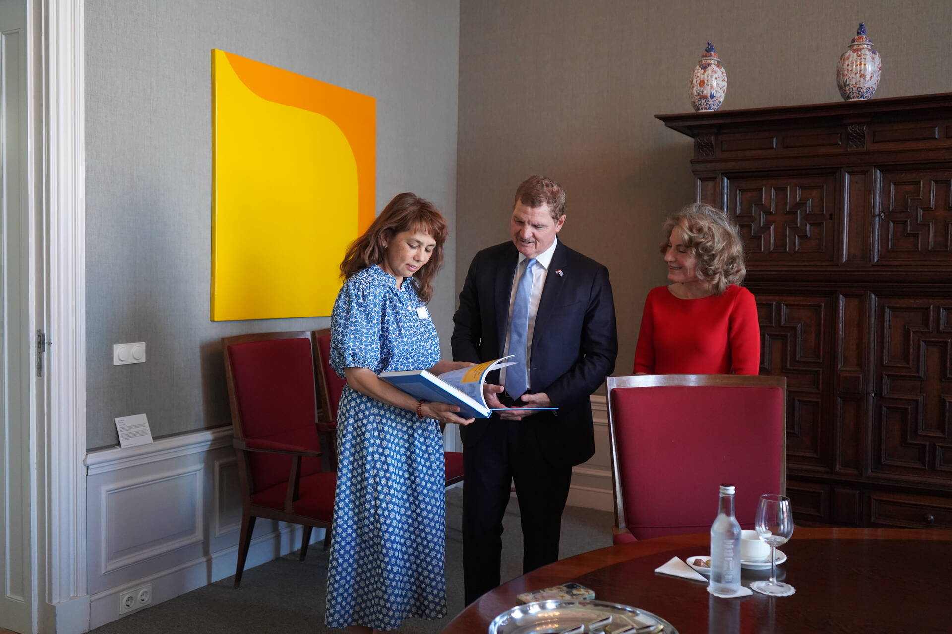 Voorzitter Vos neemt boek in ontvangst in Voorzitterskamer
