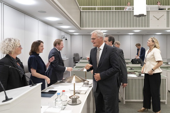 Na afloop van het debat schudden de senatoren de handen van de initiatiefnemers en de minister