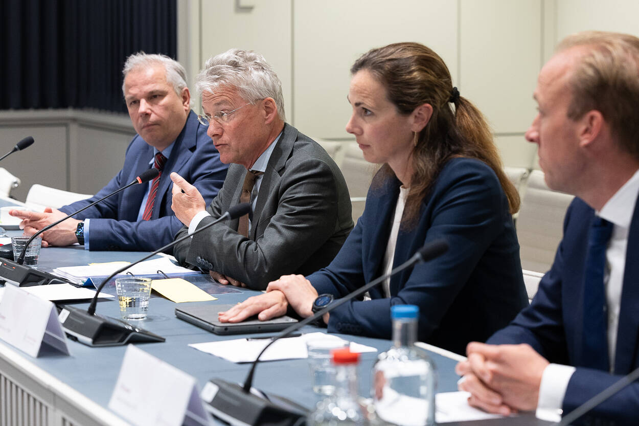 De commissie SZW voert een gesprek met het UWV over een rapport van de Algemene Rekenkamer