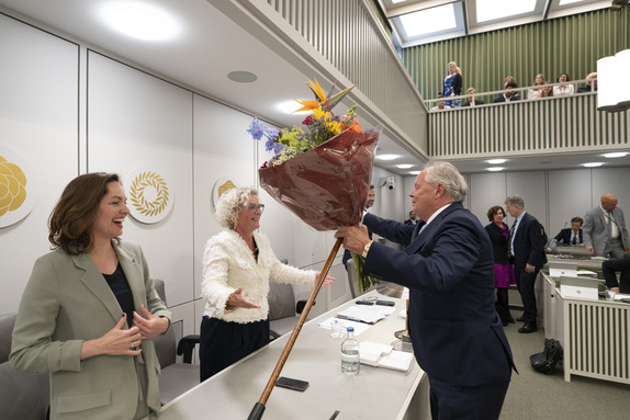 Senator Van Meenen feliciteert initiatiefnemers Becker en Paulusma