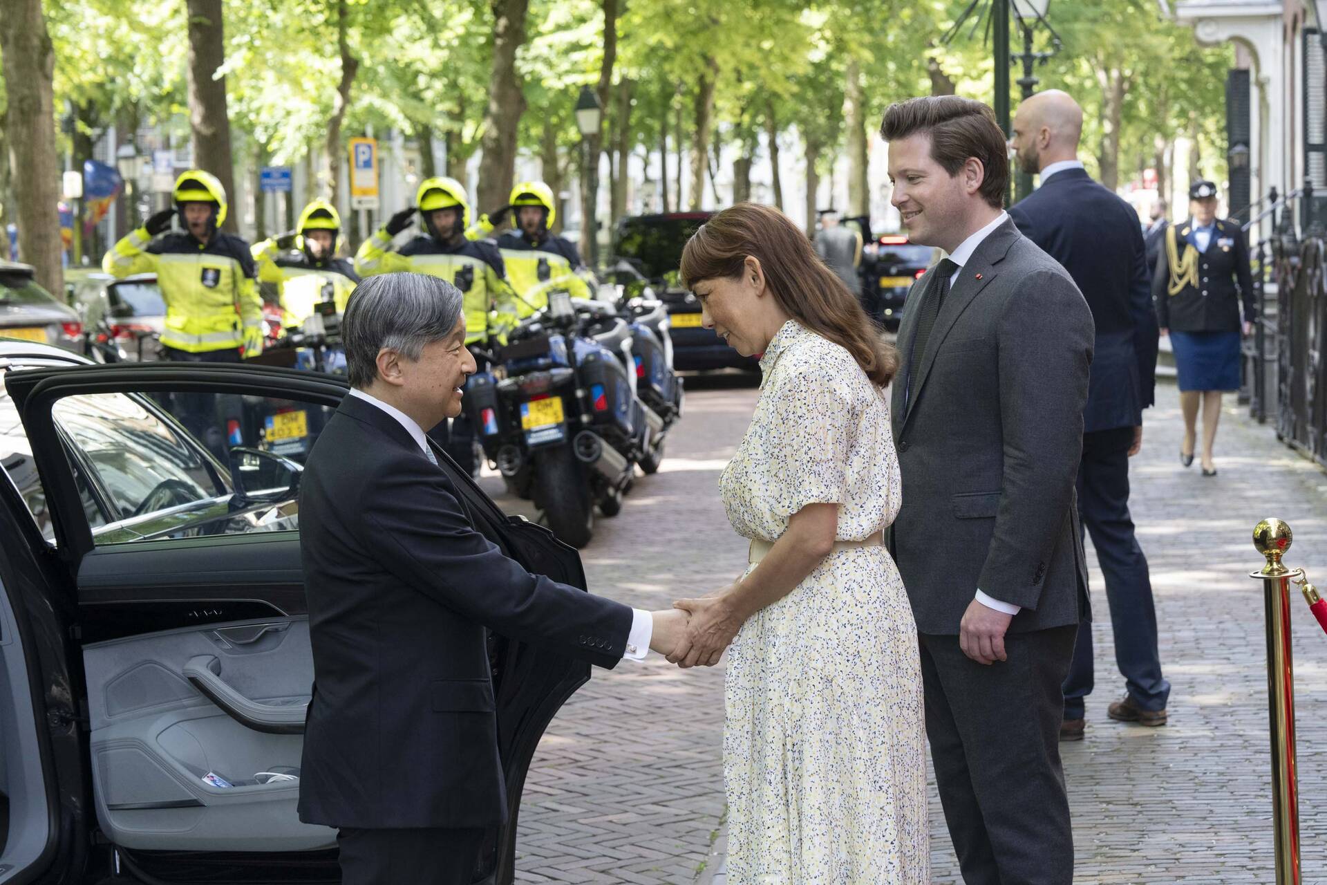 Eerste Kamervoorzitter Mei Li en Tweede Kamervoorzitter Tom van Campen begroeten keizer Naruhito