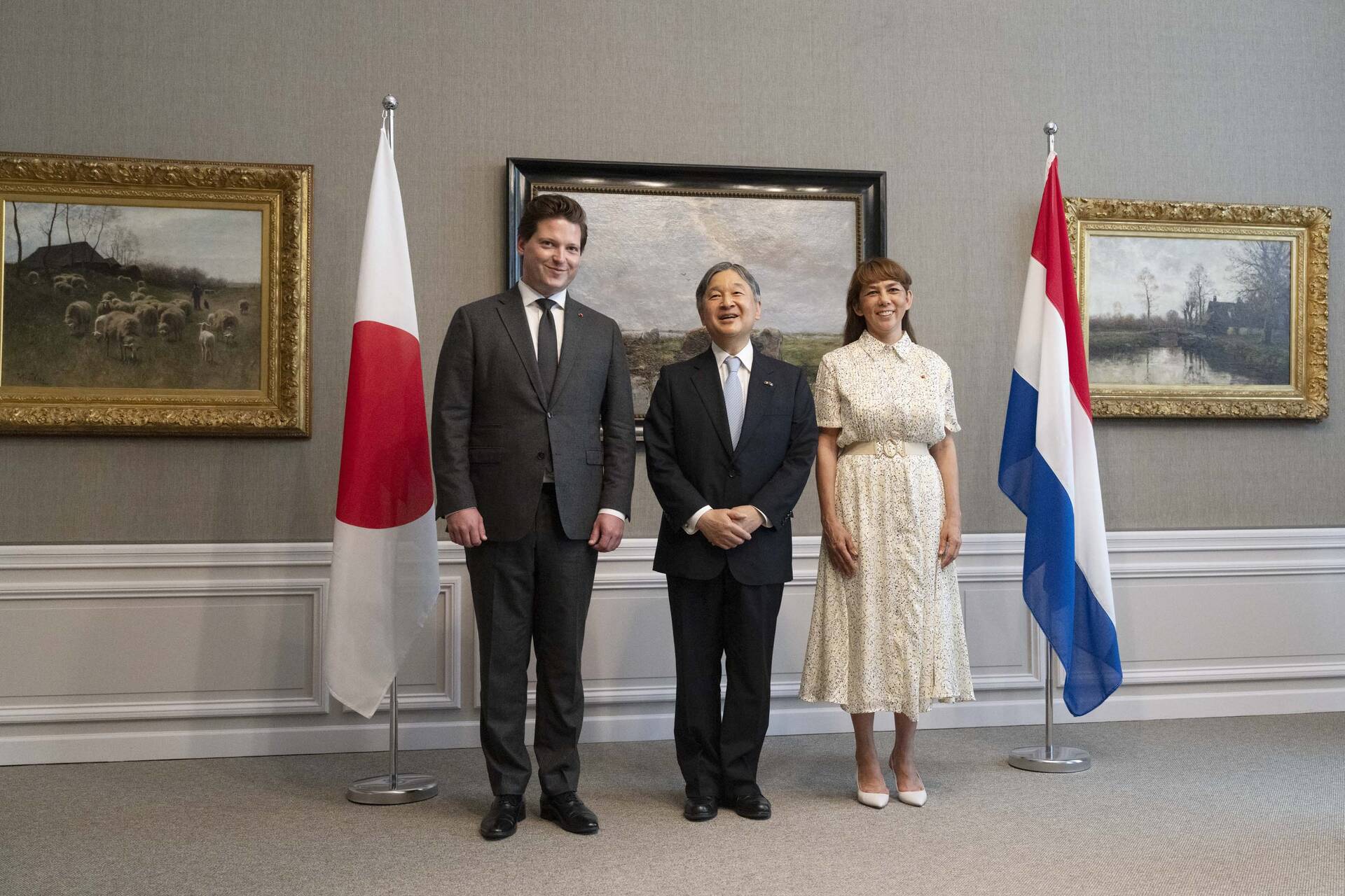 Portret bij de vlaggen van Japan en Nederland