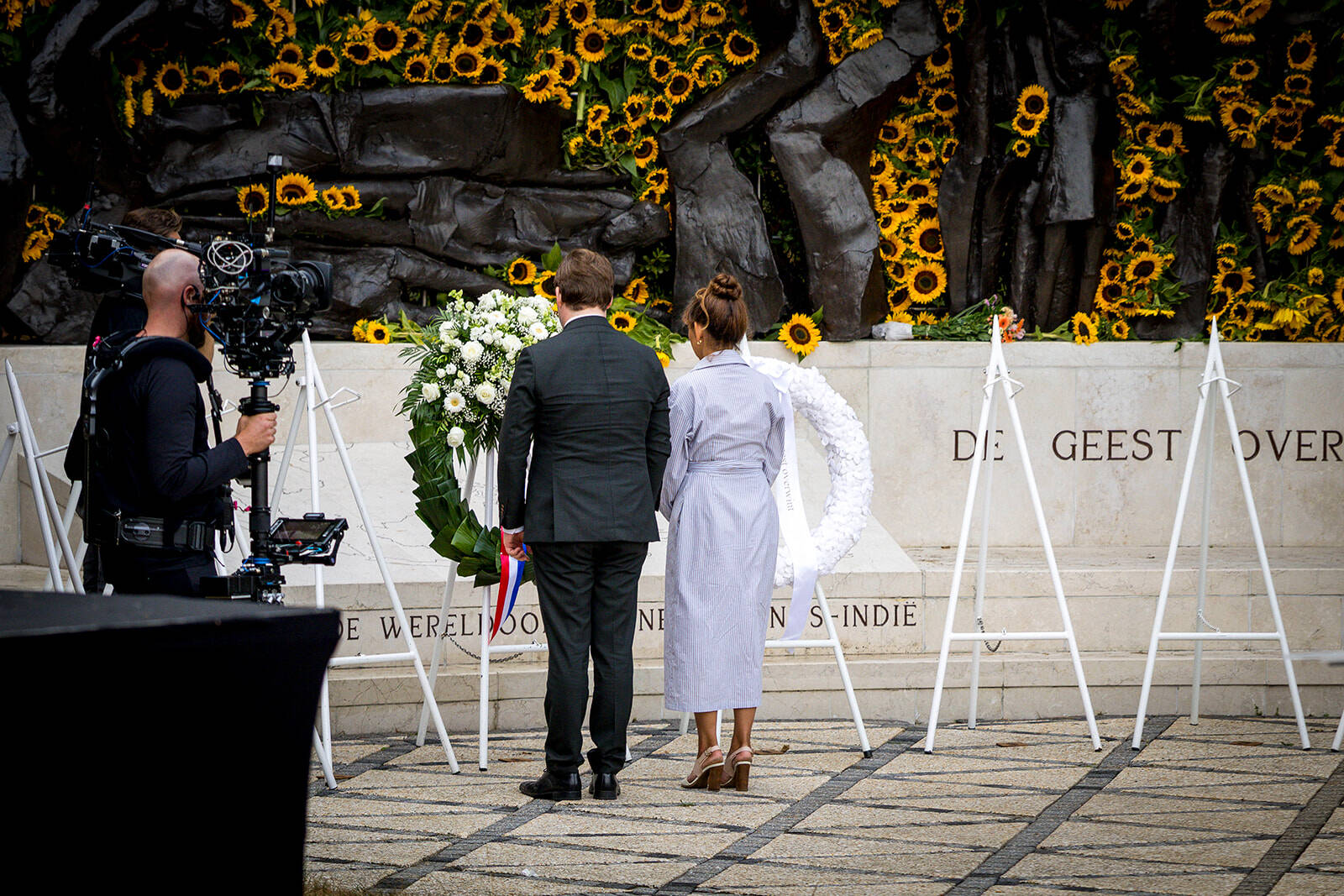 Voorzitters Eerste en Tweede Kamer leggen een krans tijdens de Nationale Herdenking bij het Indisch Monument in Den Haag