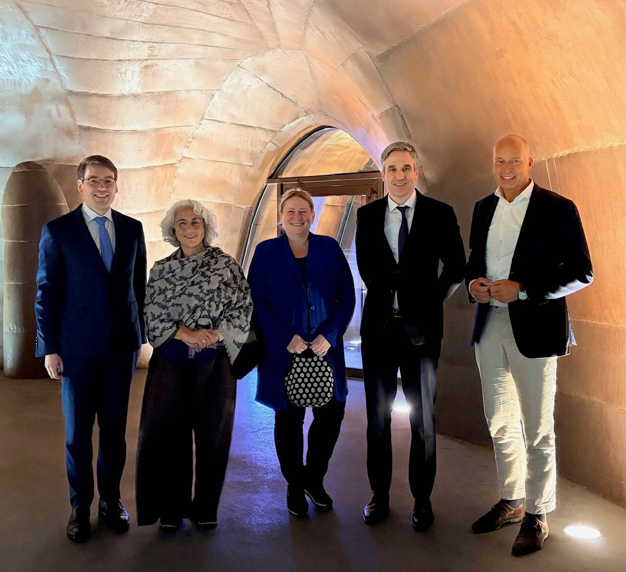 Met de medewerkers van de Nederlandse ambassade
